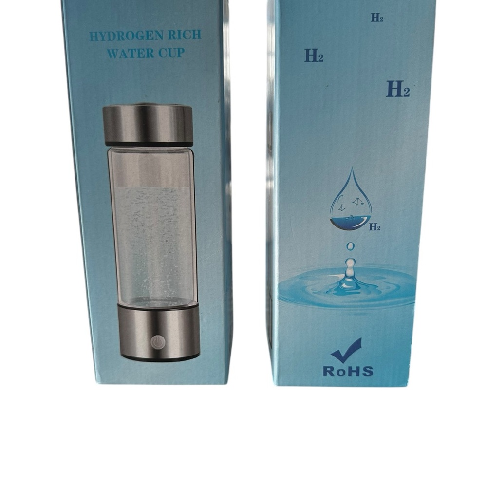 Sleek Silver Water Bottle with Modern Design‎ and Metallic Accents